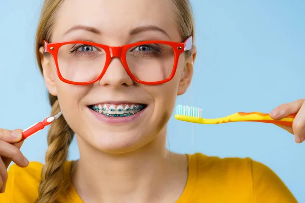 歯医者と歯医者の概念 歯ブラシで歯を磨き 歯を磨く笑顔の若い女性 — ストック写真