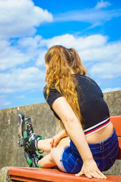 Junge Frau Mit Rollschuhen Freien Modisch Fit Mädchen Auf Bank — Stockfoto