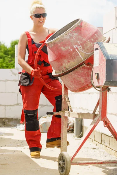 Trabajadora Fuerte Que Trabaja Con Máquina Mezcladora Cemento Hormigón Rojo —  Fotos de Stock