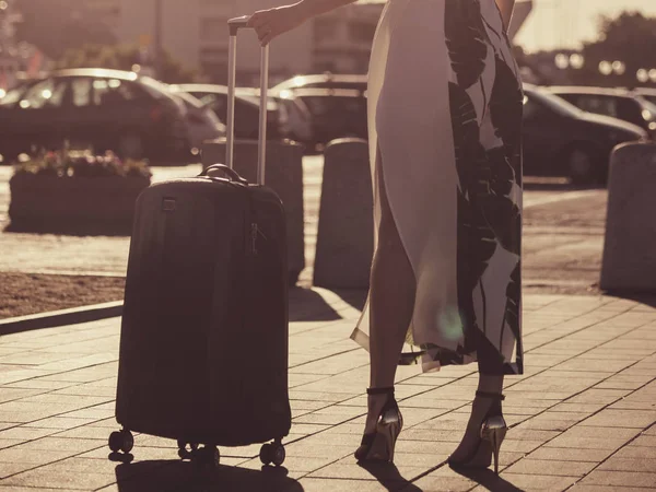 Mulher Moda Chegando Nova Cidade Vestindo Vestido Longo Salto Alto — Fotografia de Stock