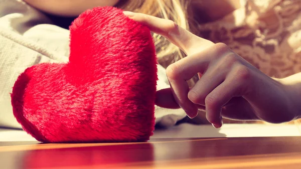 Primer Plano Pequeña Almohada Roja Forma Corazón Mujer Irreconocible Fondo —  Fotos de Stock