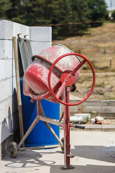 Macchina Betoniera Rossa Sul Cantiere Casa Concetto Attrezzatura Lavoro Industriale — Foto Stock