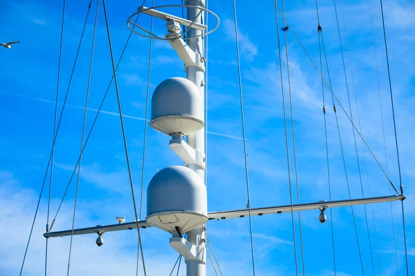 Gedetailleerde Close Van Mast Tuigage Top Zeilboot Tijdens Cruise Geschoten — Stockfoto