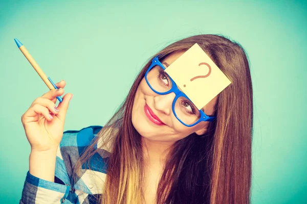 額に大きなオタクの眼鏡と疑問符を持つ女性を考えて 新しいアイデアを生み出し 教育の概念 — ストック写真