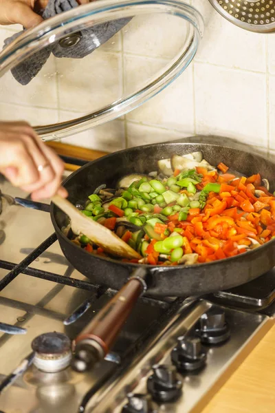 Diätessen Essenszubereitung Viel Gehacktes Gesundes Gemüse Der Pfanne Vegetarische Zubereitung — Stockfoto
