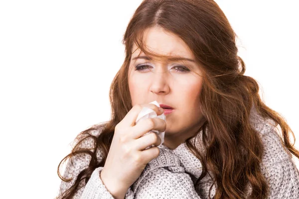 Mujer Enferma Helada Estornudando Tejido Chica Vistiendo Suéter Caliente Siendo —  Fotos de Stock