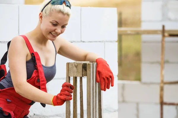 Женщина Собирается Поработать Стройплощадке Деревянными Европоддонами — стоковое фото