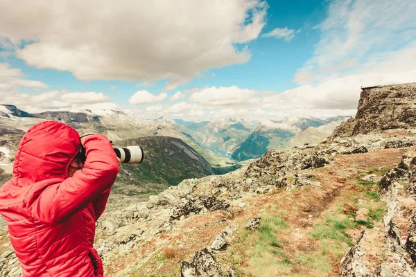 Női Turisztikai Bevétel Fénykép Val Fényképezőgép Élvezve Geirangerfjord Hegyek Táj — Stock Fotó