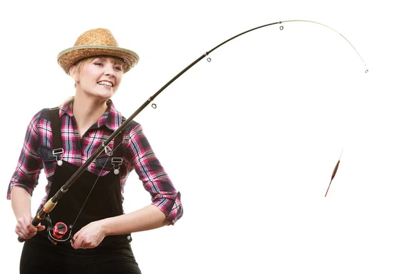回転機器 陽気な漁師の概念 釣り棒を保持している太陽の帽子の幸せな女性は 魚を狩りながら楽しみを持っている — ストック写真