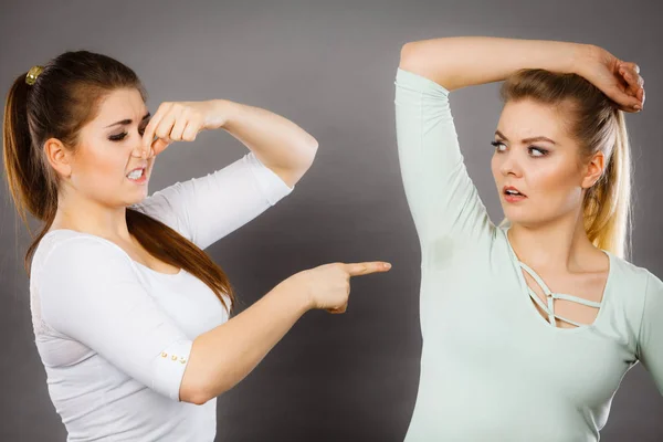 Frau Die Nasse Achseln Hat Riecht Ihren Freund Der Stinkt — Stockfoto