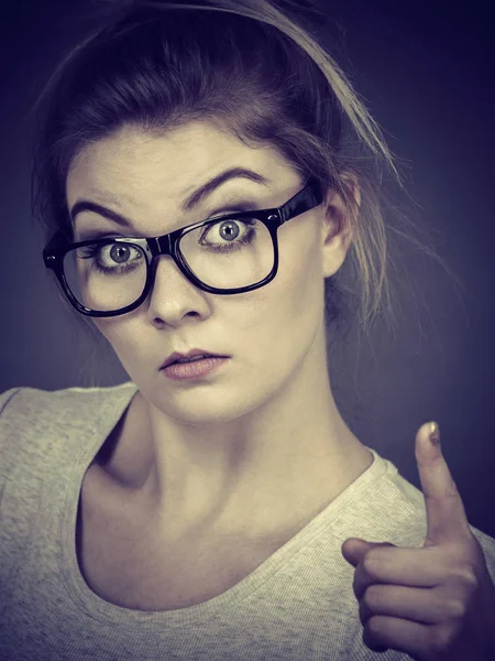 Jeune Femme Séduisante Portant Des Lunettes Pointant Vers Caméra Adolescent — Photo