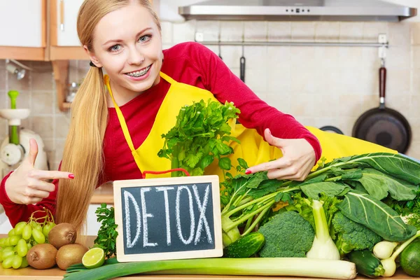 Young Woman Kitchen Having Many Green Vegetables Presenting Board Detox — Stock Photo, Image