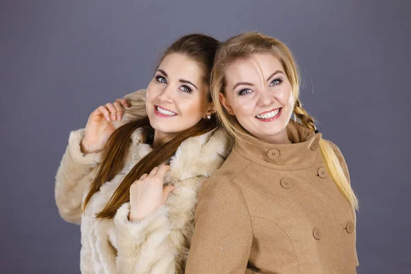 Twee Vrouwen Het Dragen Van Licht Bruine Jas Harige Vest — Stockfoto