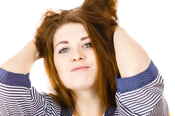 Concepto Belleza Femenina Retrato Una Hermosa Joven Tocando Largo Cabello —  Fotos de Stock