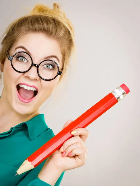 Feliz Estudiante Sonriente Buscando Mujer Con Camisa Verde Sosteniendo Gran — Foto de Stock