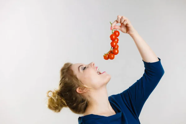 Legumes Orgânicos Conceito Comida Feliz Sorrindo Positivo Mulher Segurando Tomates — Fotografia de Stock