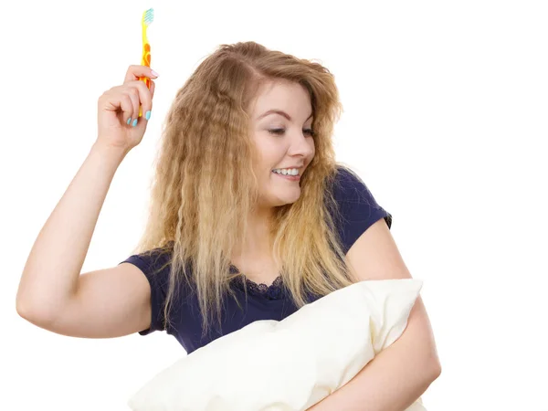 Śpiąca Szczęśliwa Kobieta Blond Splątane Włosy Ściskając Białą Poduszkę Trzymając — Zdjęcie stockowe