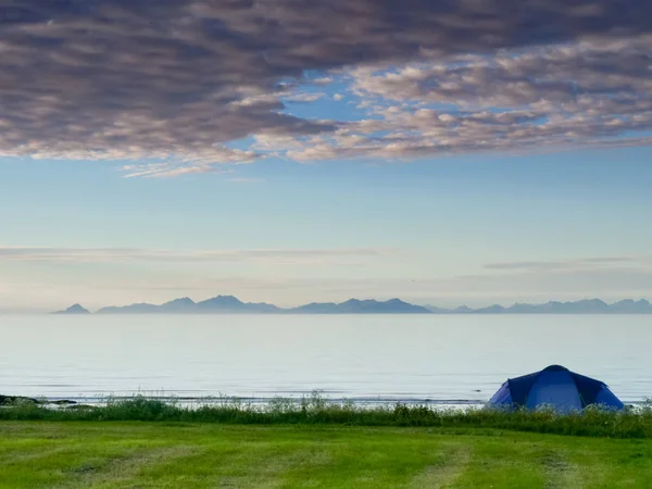 Blå Tält Gimsoysoch Sandstrand Sommaren Camping Havets Strand Lofoten Skärgård — Stockfoto