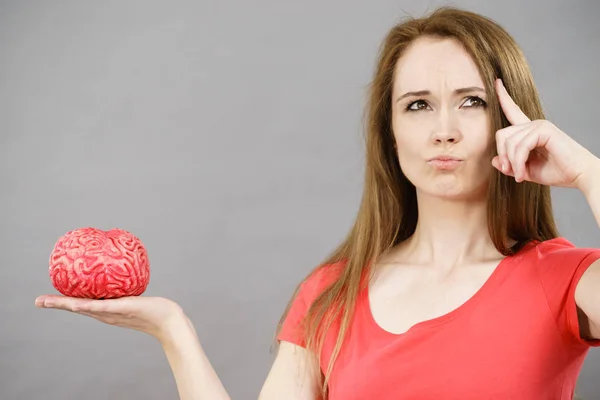 Intelligent Ung Vuxen Kvinna Håller Falska Hjärnan Att Något Sinne — Stockfoto