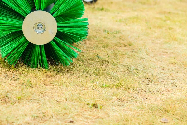 农业收获工业设备概念 农业机械 清洗机用大刷子的干草 — 图库照片