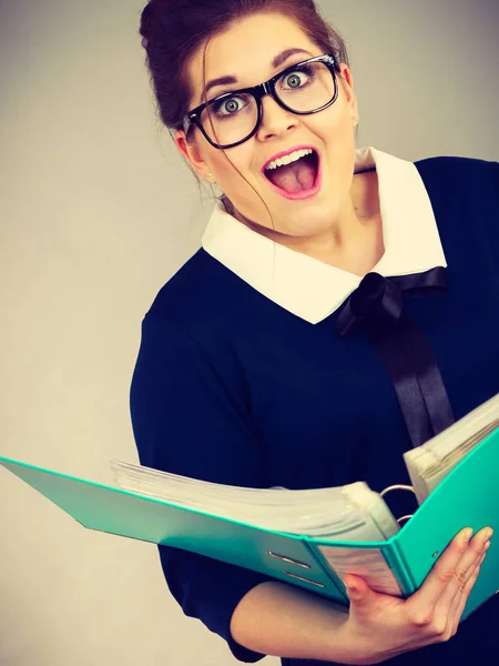 Feliz Contable Positiva Mujer Negocios Con Aglutinante Con Documentos Disfrutando — Foto de Stock