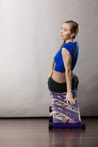 Jonge Tiener Vrouw Training Bank Voor Sit Ups Thuis Fit — Stockfoto