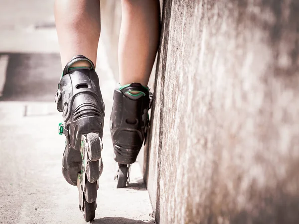 Sexy Frau Schlanke Beine Mit Rollschuhen Stehen Draußen Sportliches Bewegungskonzept — Stockfoto