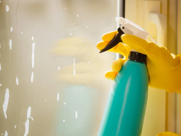 Vrouwelijke Hand Gele Handschoenen Reinigingsvenster Met Blauwe Doek Spray Wasmiddel — Stockfoto