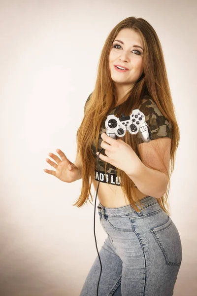 ゲームパッドを持つビデオコンソールで遊んでいる若い大人の女性 ゲームゲーマーの概念 — ストック写真