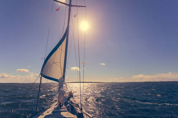 Yachting Barco Vela Durante Tempo Ensolarado Verão Água Mar Azul — Fotografia de Stock