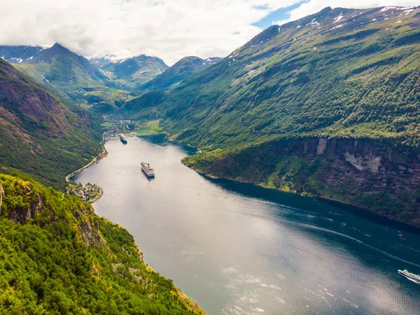 Fjord Geirangerfjord Met Veerboot Uitzicht Vanaf Ornesvingen Uitkijkpunt Noorwegen Reisbestemming — Stockfoto