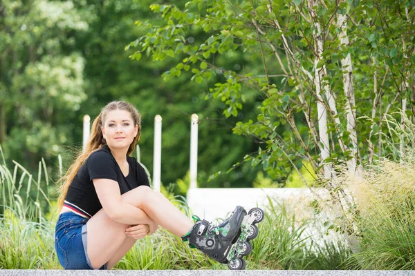 Vrouw Dragen Rolschaatsen Park Zit Vrouwelijke Ontspannen Een Lange Rit — Stockfoto