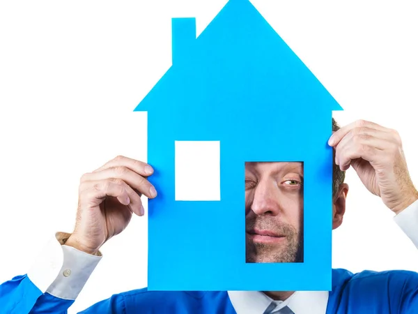 Mężczyzna Trzymający Niebieską Konceptualną Modelkę Domu Agent Nieruchomości Koncepcja Własności — Zdjęcie stockowe