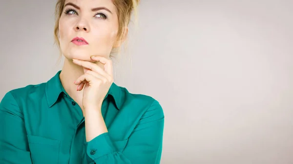 Jonge Zakenvrouw Draagt Jas Intensief Denken Vinden Van Grote Probleem — Stockfoto