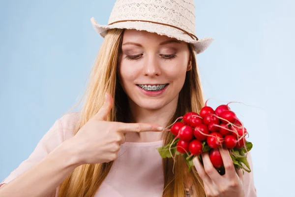 快乐快乐的少女 准备夏天穿粉红衣服 头戴太阳帽 手里拿着美味的萝卜 — 图库照片