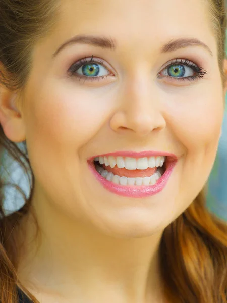 Glücklich Teenager Frau Genießen Ihre Freizeit Weibchen Mit Großem Zahnlosen — Stockfoto