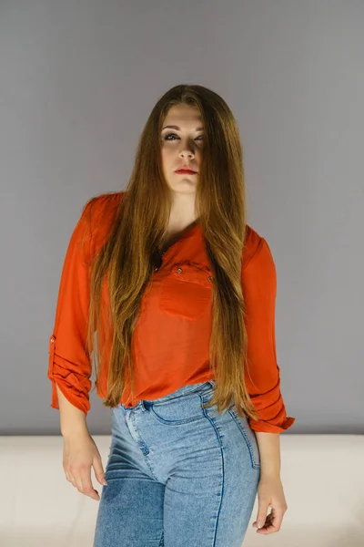 Kızgın Oldukça Çekici Bir Kadın Kızıyor Kahverengi Saçlı Çok Sinirli — Stok fotoğraf