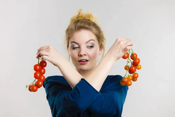 Legumes Orgânicos Conceito Comida Feliz Sorrindo Positivo Mulher Segurando Tomates — Fotografia de Stock