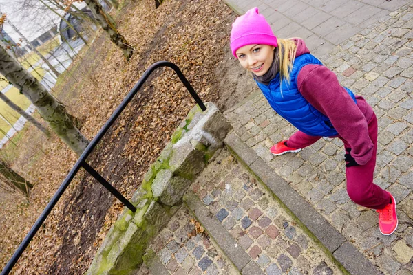 スポーツとレクリエーション 公園で屋外を暖めるストレッチスリムスポーティなティーンの女の子にフィット 新鮮な空気を行使する女性 — ストック写真