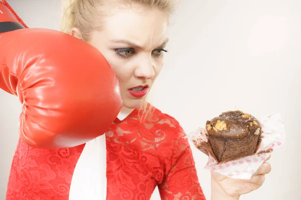 Dieta Concetto Perdita Peso Divertente Donna Bionda Con Deliziosa Torta — Foto Stock