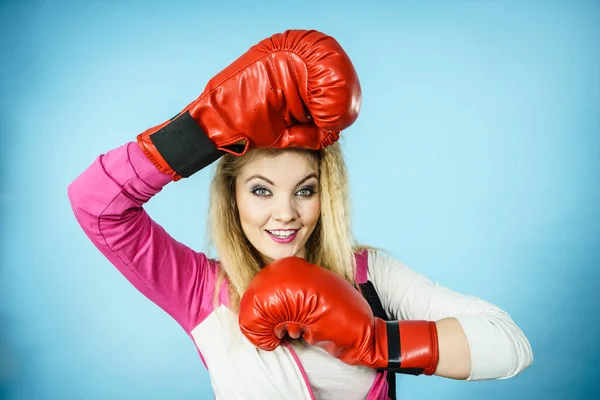Grappig Blond Meisje Vrouwelijke Bokser Groot Plezier Rood Handschoenen Spelen — Stockfoto