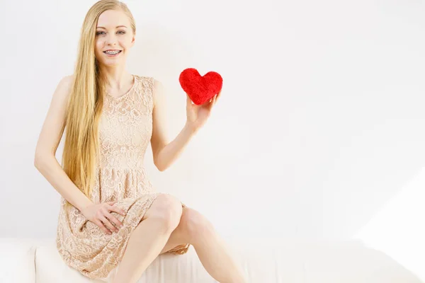 Feliz Alegre Joven Rubia Sosteniendo Regalo San Valentín Mujer Con — Foto de Stock