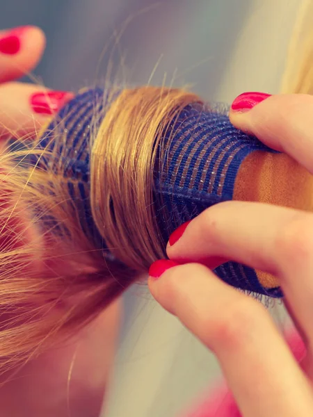 Mulher Curling Seu Cabelo Usando Rolos — Fotografia de Stock