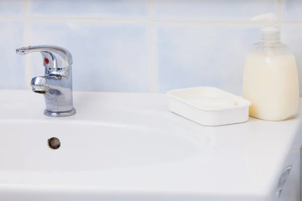 Objetos Baño Concepto Interior Lavabo Higiene Fregadero Blanco Plateado Moderno — Foto de Stock