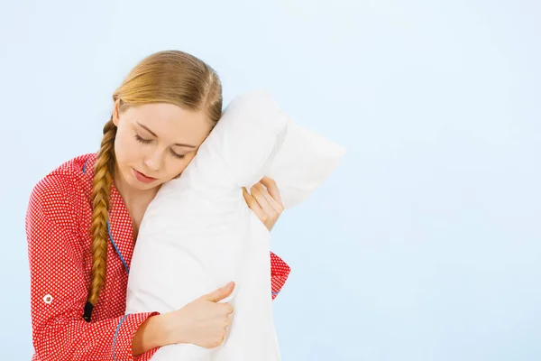 寝具生地の柔らかい概念 若いです女性身に着けていますかわいいピンクパジャマ巨大柔らかい枕 — ストック写真