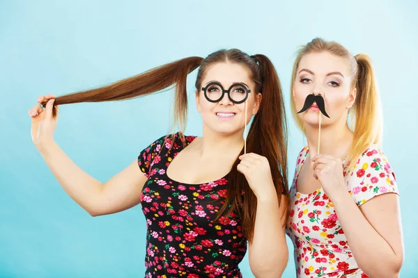 Duas Mulheres Segurando Acessos Carnaval Pau Divertindo Vestindo Camisetas Com — Fotografia de Stock