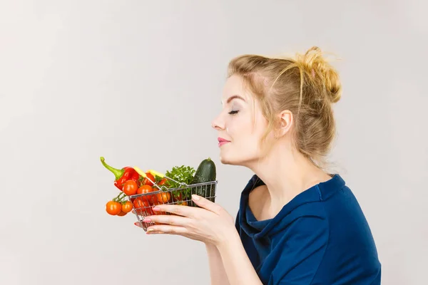 Nákup Dobré Jídlo Vegetariánské Produkty Atraktivní Žena Držící Košík Červenou — Stock fotografie