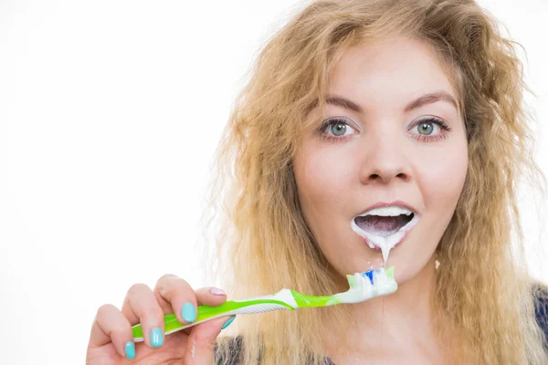 Kobieta Myjąca Zęby Pozytywna Dziewczyna Szczoteczką Zębów Higiena Jamy Ustnej — Zdjęcie stockowe