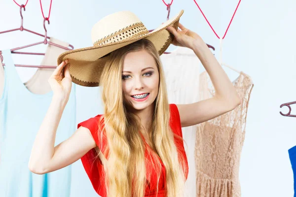 ショップやワードローブ ハンガー 帽子を持って完璧な夏服を作るから服を選ぶ女性 ファッションとスタイルのコンセプト — ストック写真