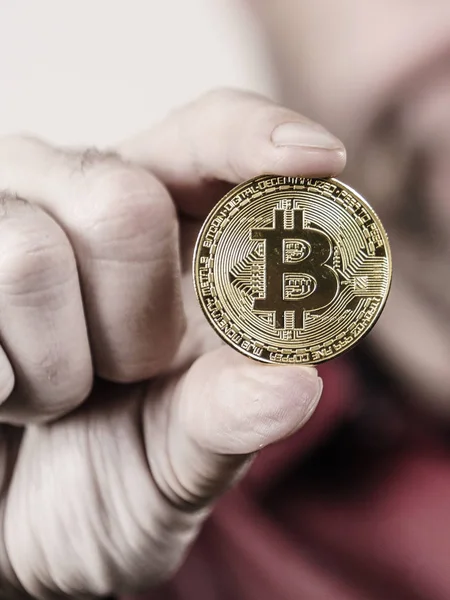 Mano Del Hombre Sosteniendo Signo Moneda Oro Bitcoin Símbolo Digital — Foto de Stock